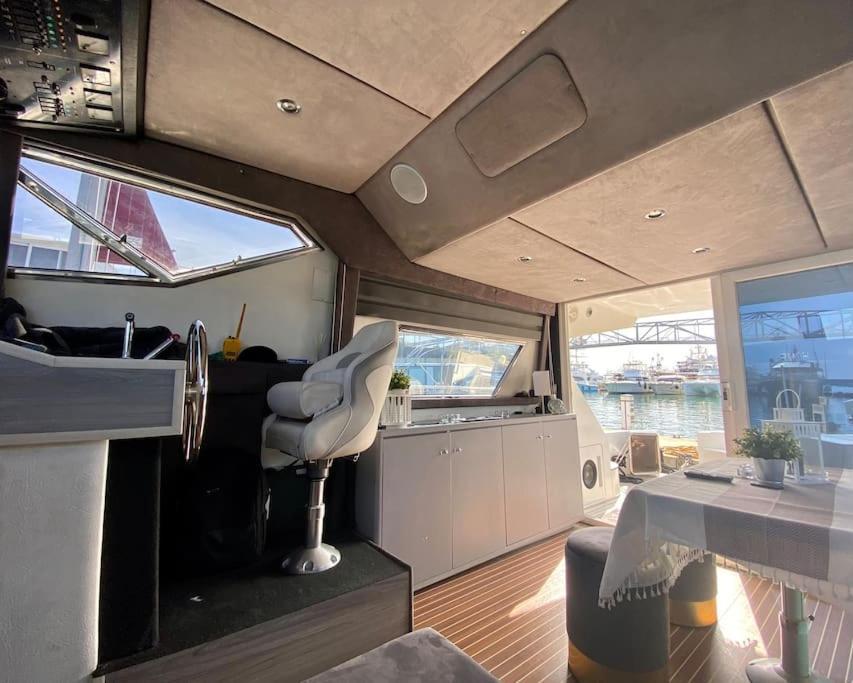 Barco Muy Romantico Con Parking! Sant Adria de Besos Εξωτερικό φωτογραφία